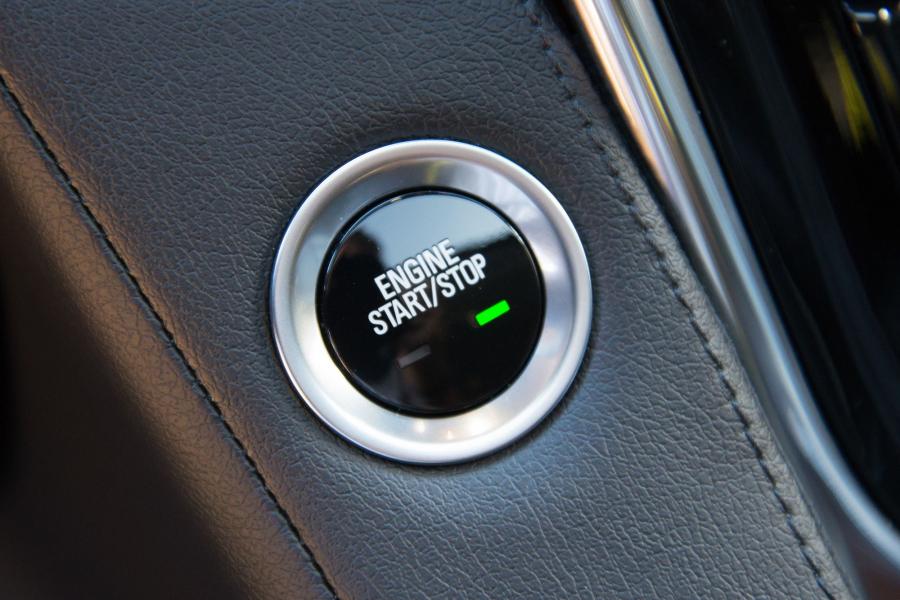  Cadillac Escalade 4WD Luxury 2015 года  (фото 32 из 42)